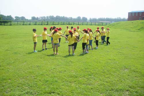 <a href='http://www.kimyattawrites.com/tuozhan/changdixiangmu/' target='_blank'><u>場地項目</u></a>,<a href='http://www.kimyattawrites.com/tuozhanz/558.html' target='_blank'><u>盲人方陣</u></a>,盲人方陣游戲規則,<a href='http://www.kimyattawrites.com' target='_blank'><u>拓展訓練</u></a>盲人方陣