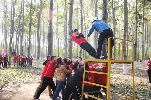 信任建立,<a href='http://www.kimyattawrites.com/tuozhan/changdixiangmu/' target='_blank'><u>場(chǎng)地項(xiàng)目</u></a>,<a href='http://www.kimyattawrites.com/tuozhanz/552.html' target='_blank'><u>信任背摔</u></a>,信任背摔注意事項(xiàng),信任背摔心得,信任背摔圖片,信任背摔<a  target='_blank'><u>游戲</u></a>規(guī)則,信任背摔的意義